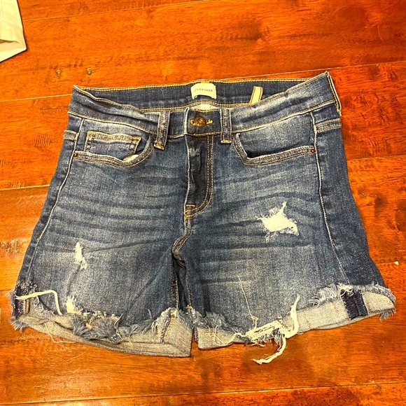Sneak Peek Pants - Distressed jean shorts